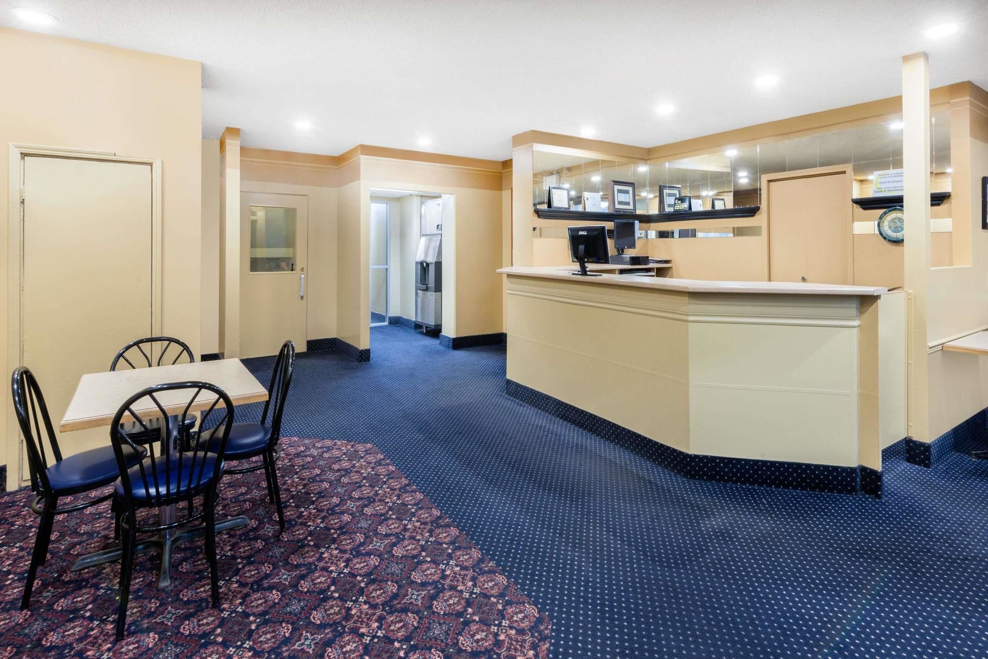 Фото Super 8 by Wyndham Thunder Bay