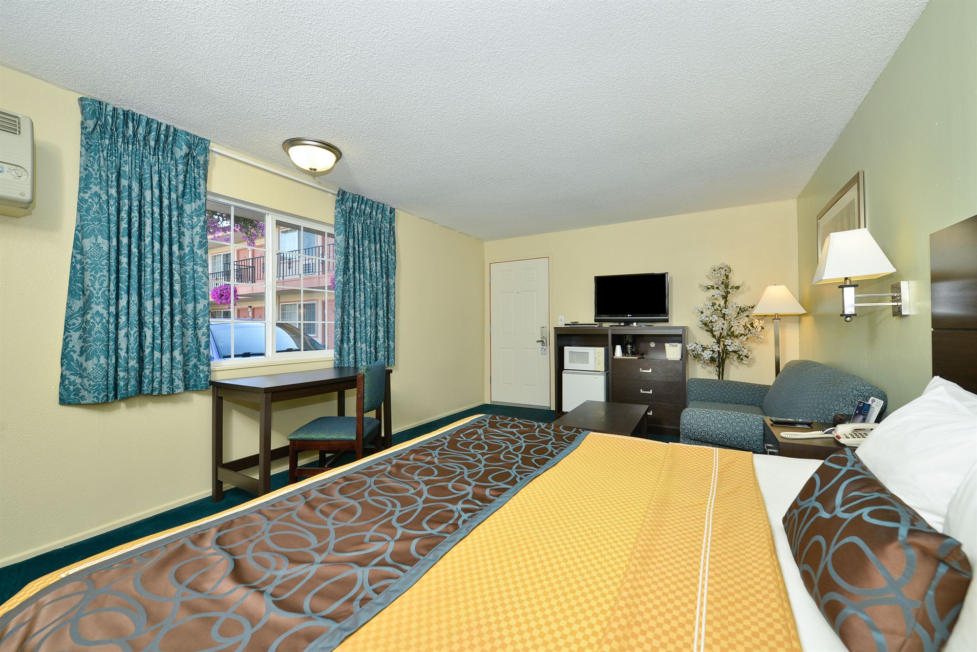 Фото University Inn & Suites