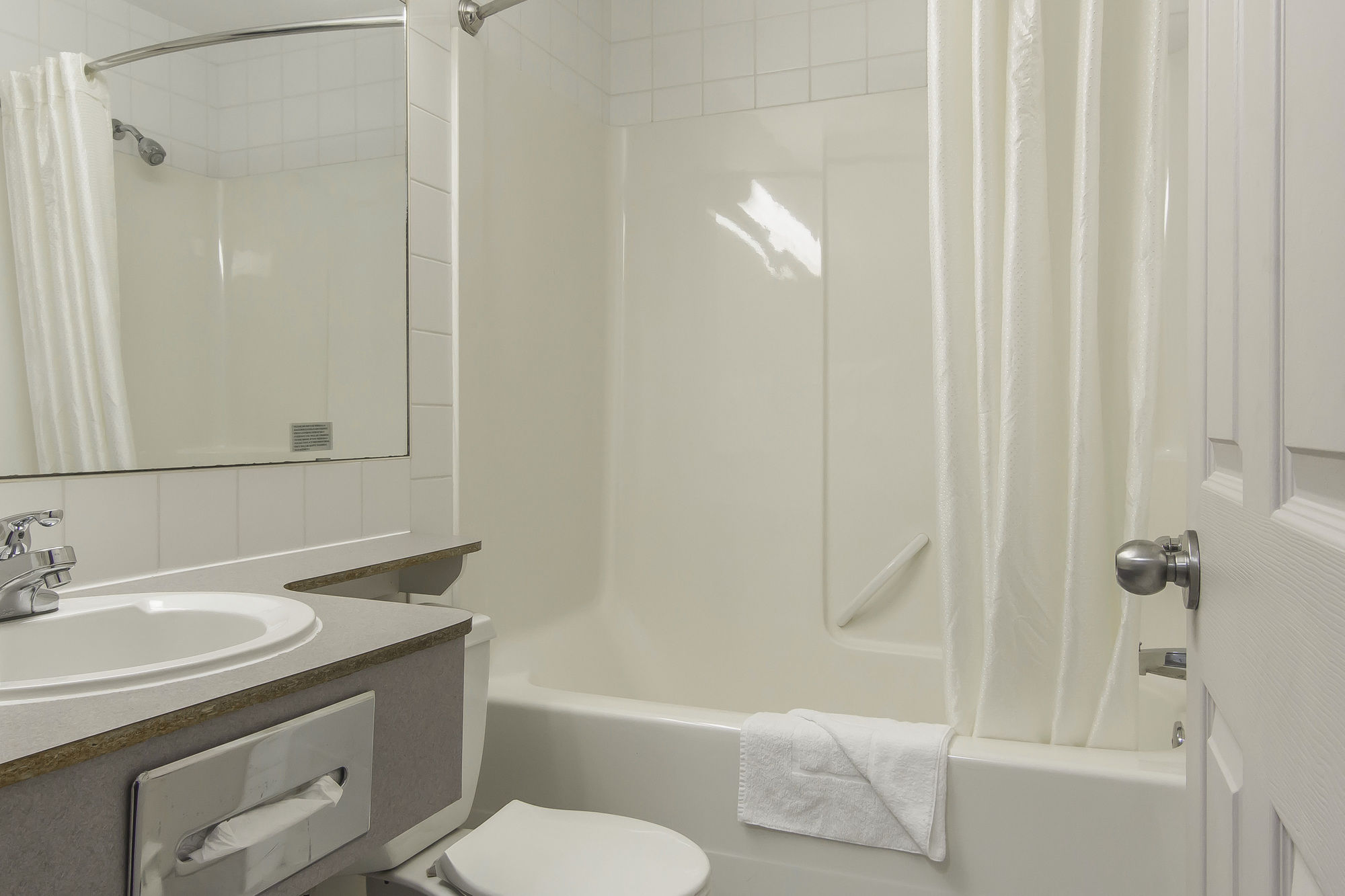 Фото Econo Lodge Inn & Suites Lethbridge