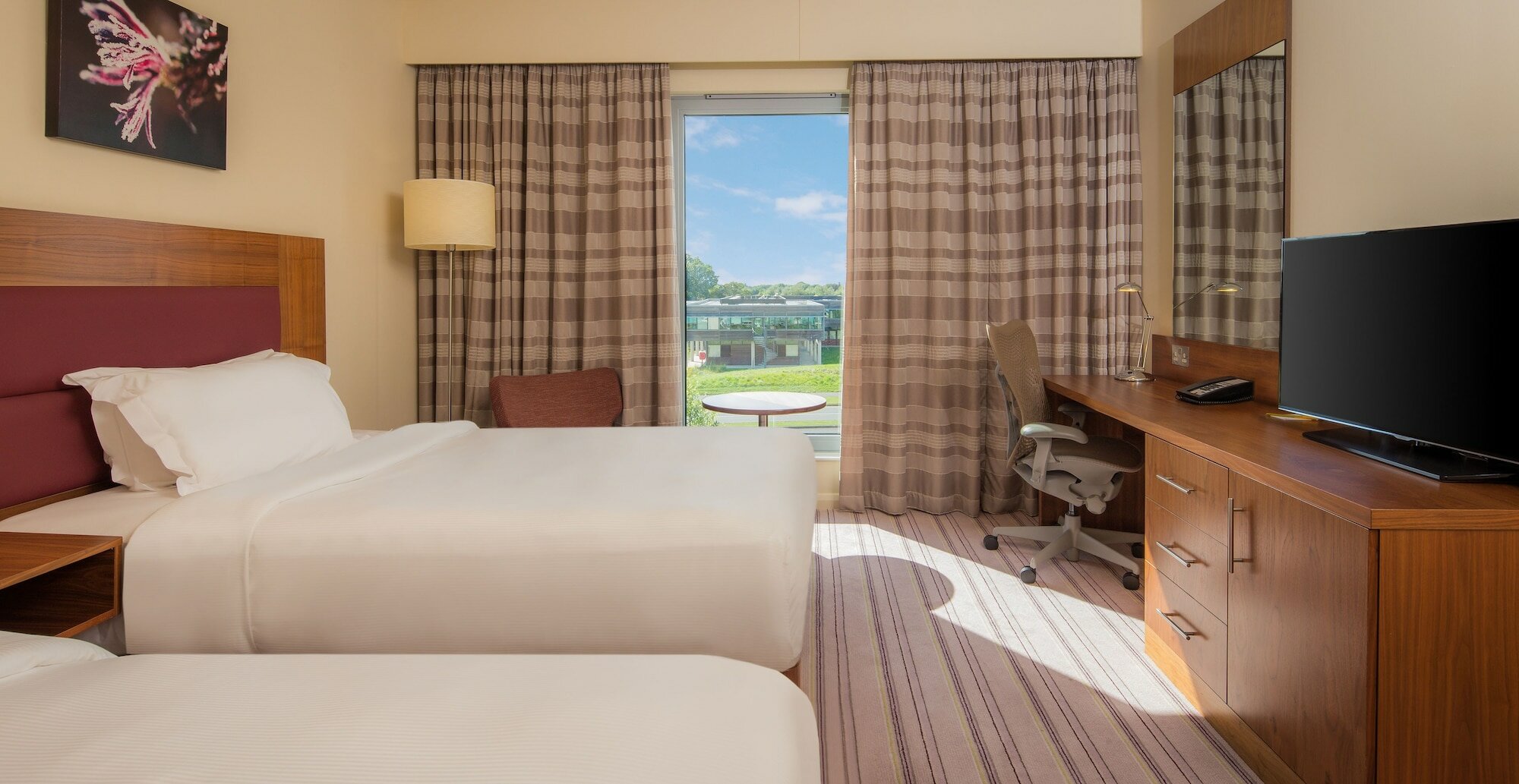 Фото Hilton Garden Inn Luton North