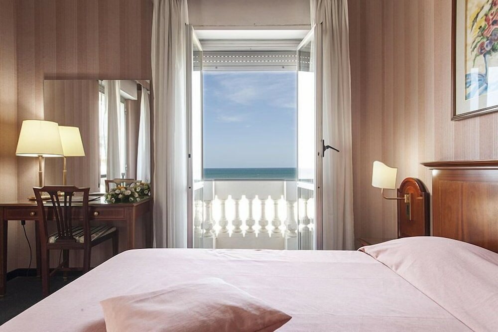 Фото Hotel Esplanade