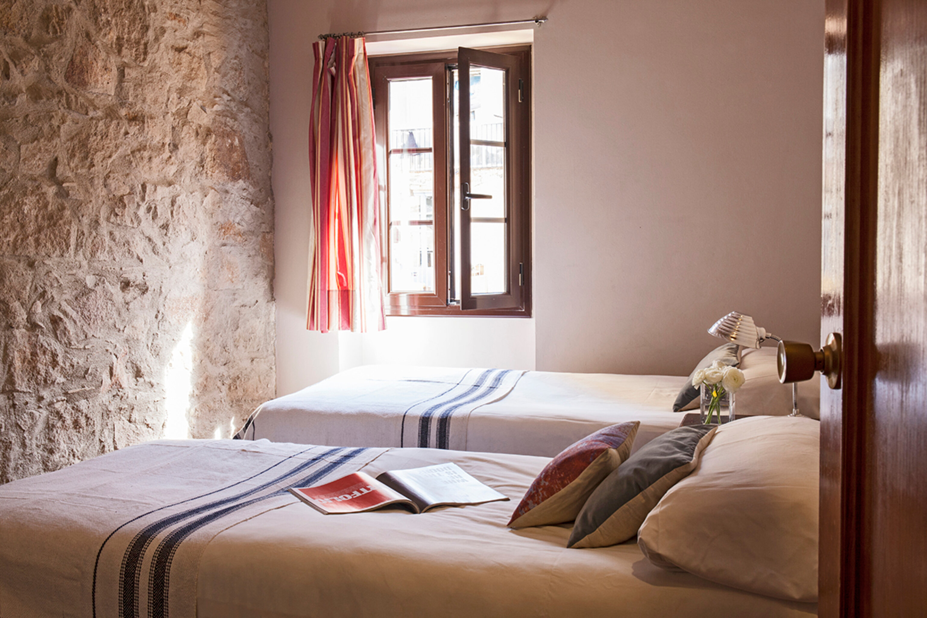 Фото AinB Las Ramblas-Guardia Apartments