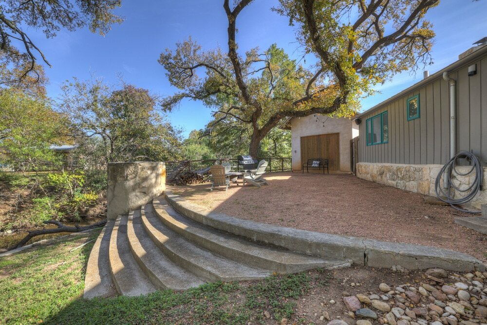 Фото Guest Quarters - 2 Blocks to Main Street!