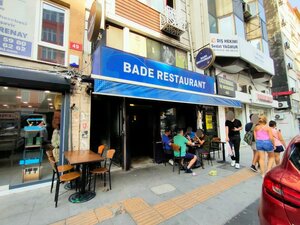 Bade Restaurant (Istanbul, Kadikoy, Osmanaga Neighborhood, Kusdili Avenue, 51A) ، حانات رياضية