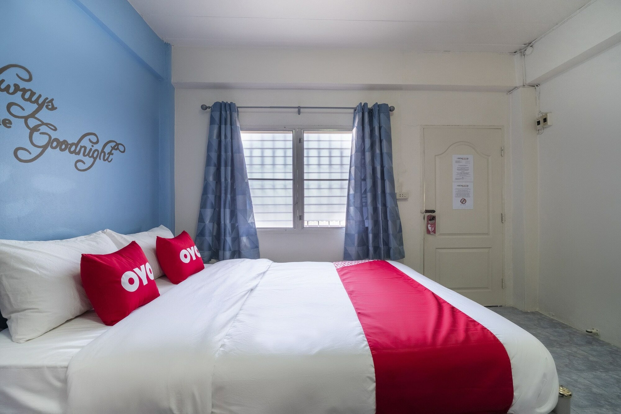 Фото Oyo 838 Aromdee Apartment