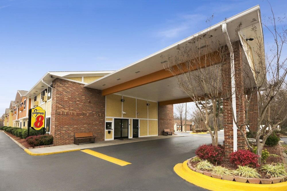 Фото Super 8 by Wyndham Charlotte University