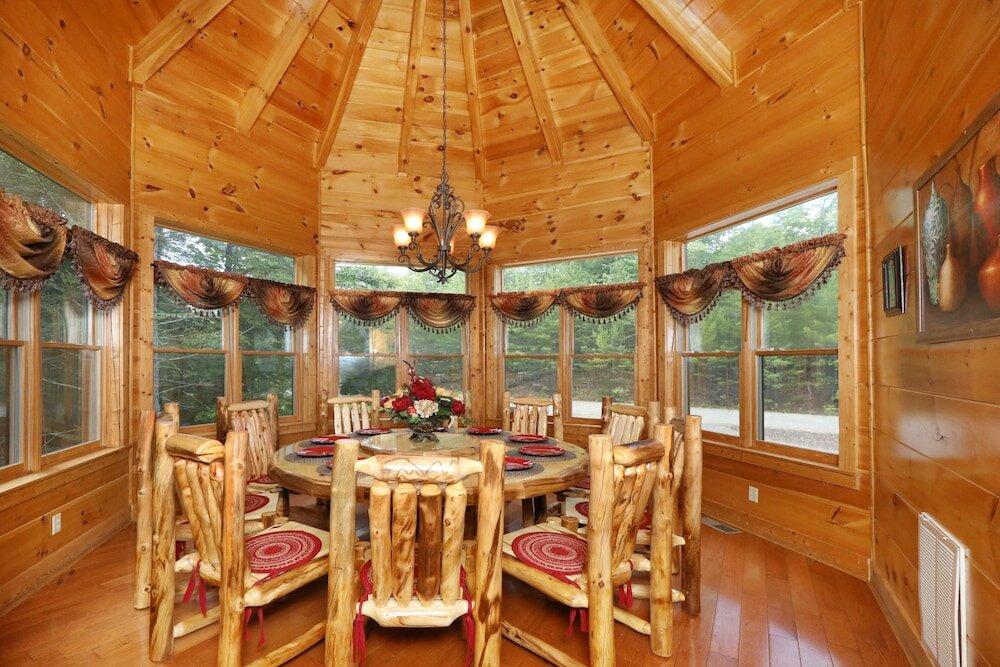 Фото Majestic Manor - Five Bedroom Cabin