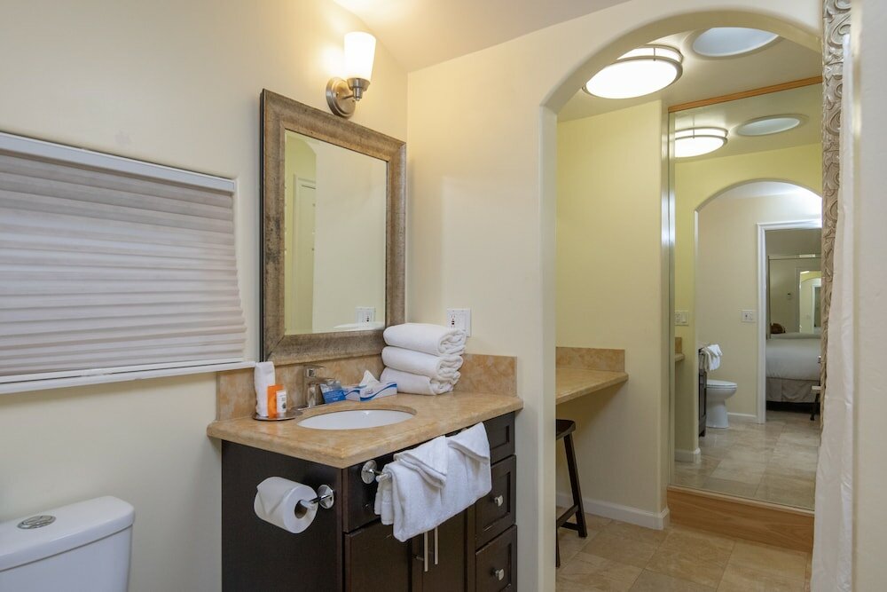 Фото Vendange Carmel Inn & Suites