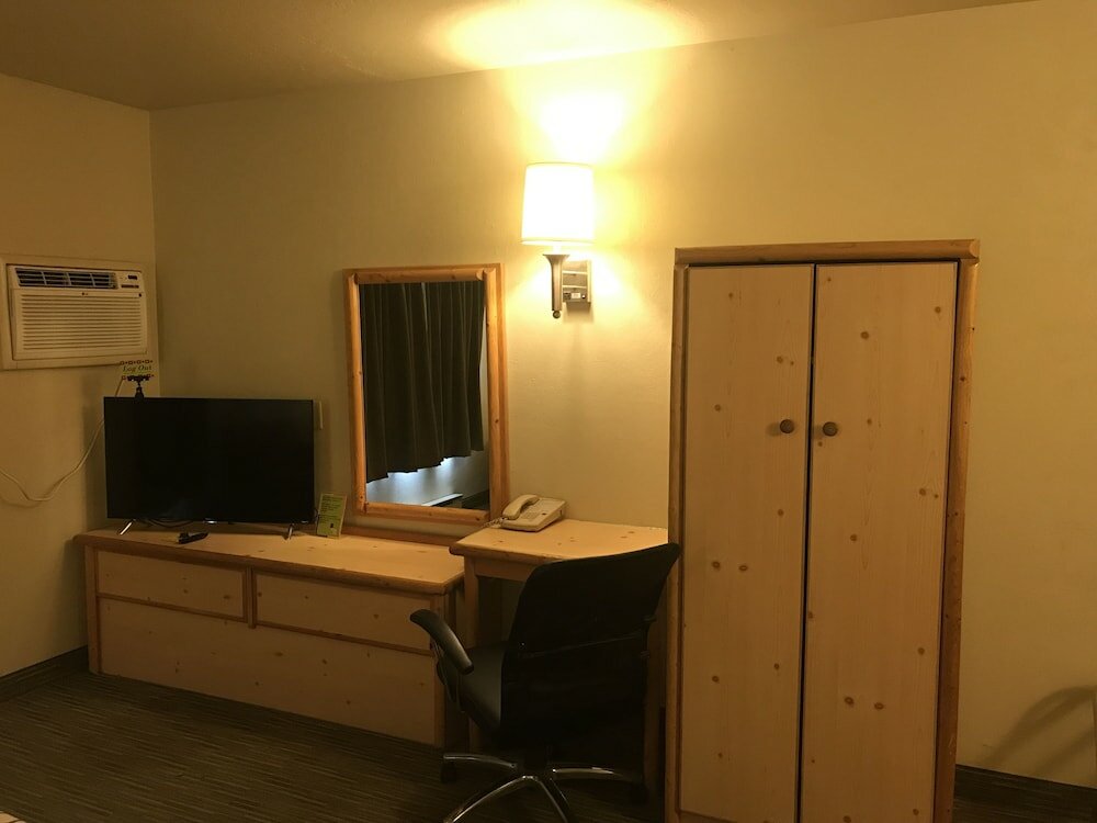 Фото Days Inn and Suites by Wyndham Downtown Missoula-University