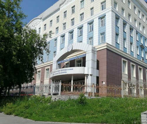 Қара адам семіз әйелдің мысығын жалайды