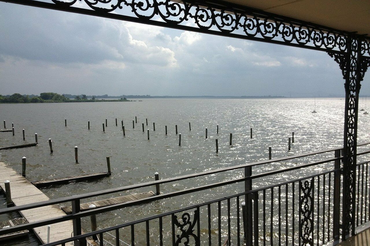 Фото Airport Waterfront Inn