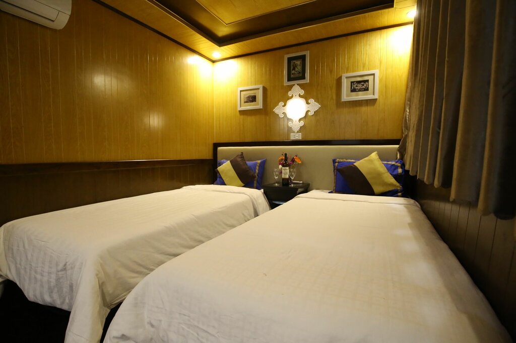 Hotel White Dolphin Cruise, Ha Long, photo