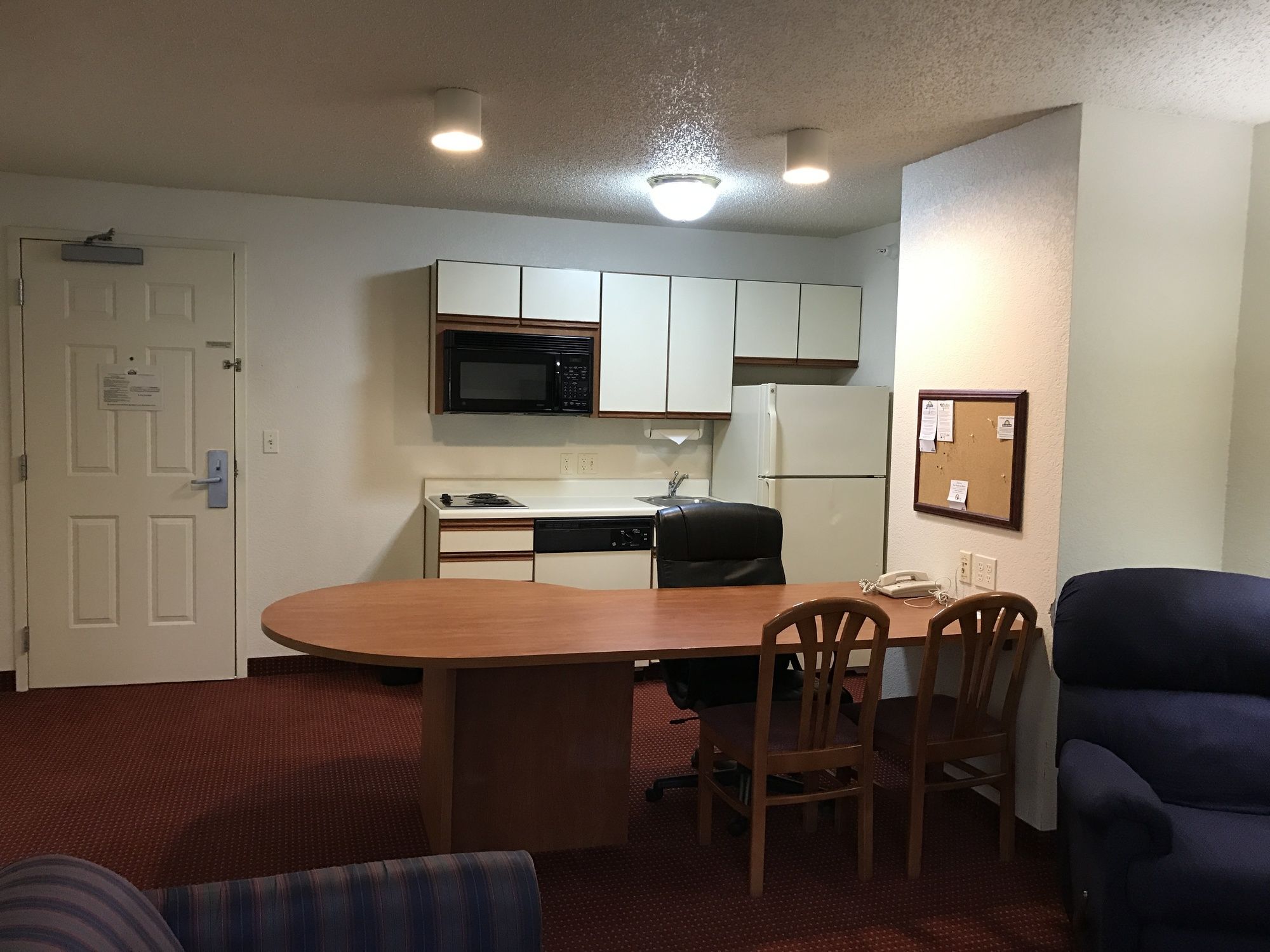 Фото Days Inn & Suites by Wyndham Green Bay Wi