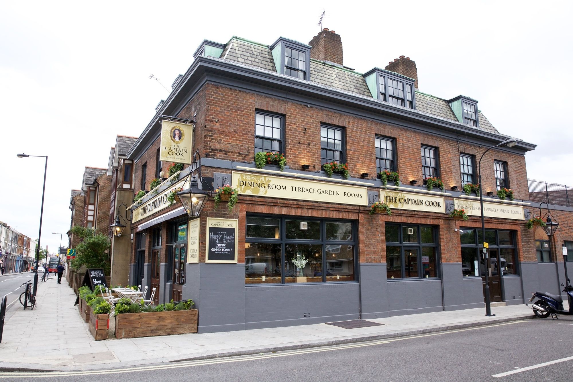 Фото The Captain Cook Hotel