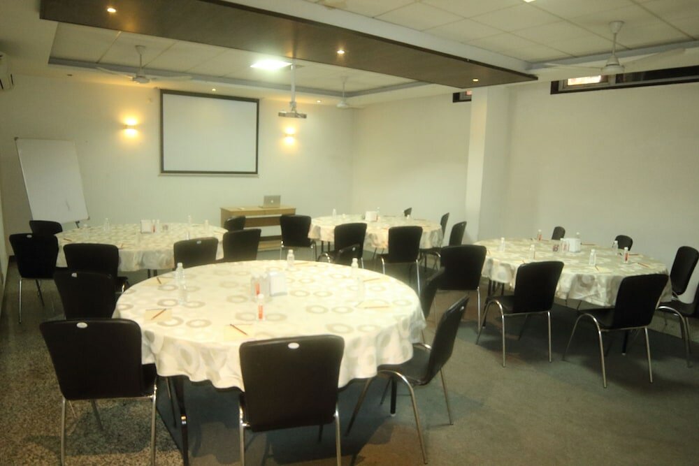Фото Stately Suites MG Road