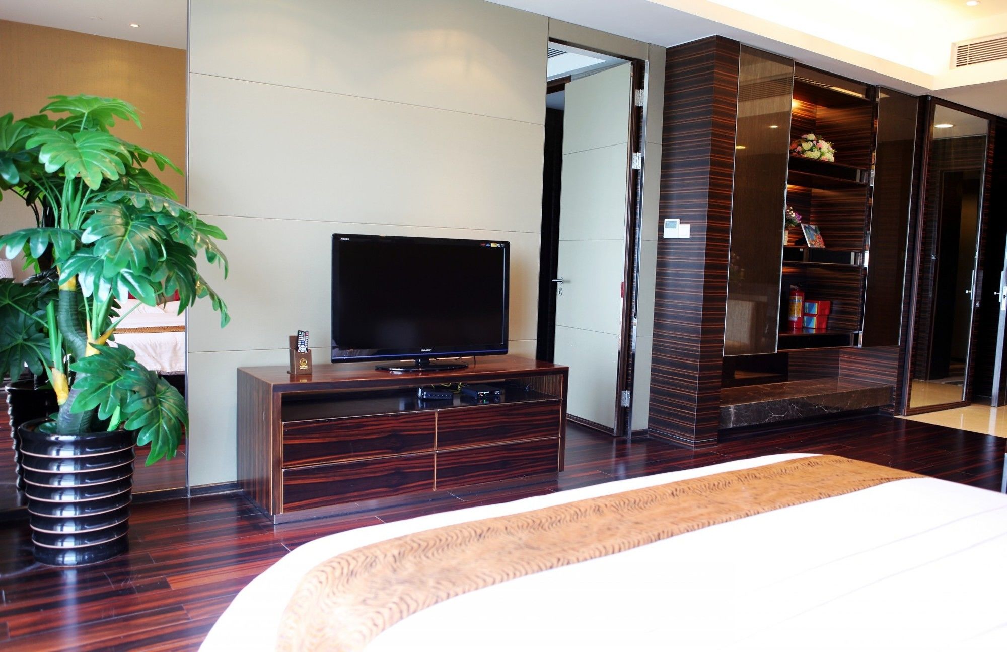 Фото Yicheng Apartment PaZhou Poly World Center