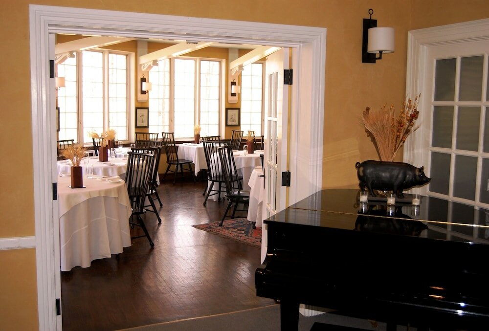 Фото Avon Old Farms Hotel