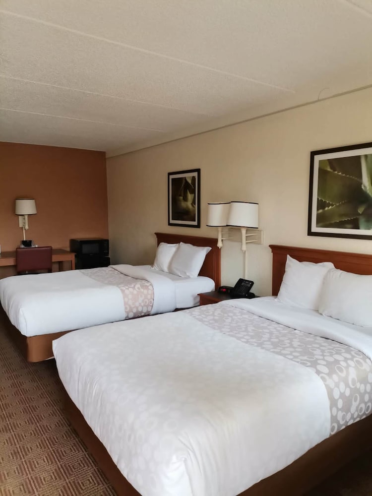 Фото Super 8 by Wyndham San Antonio Near SeaWorld Ingram Park