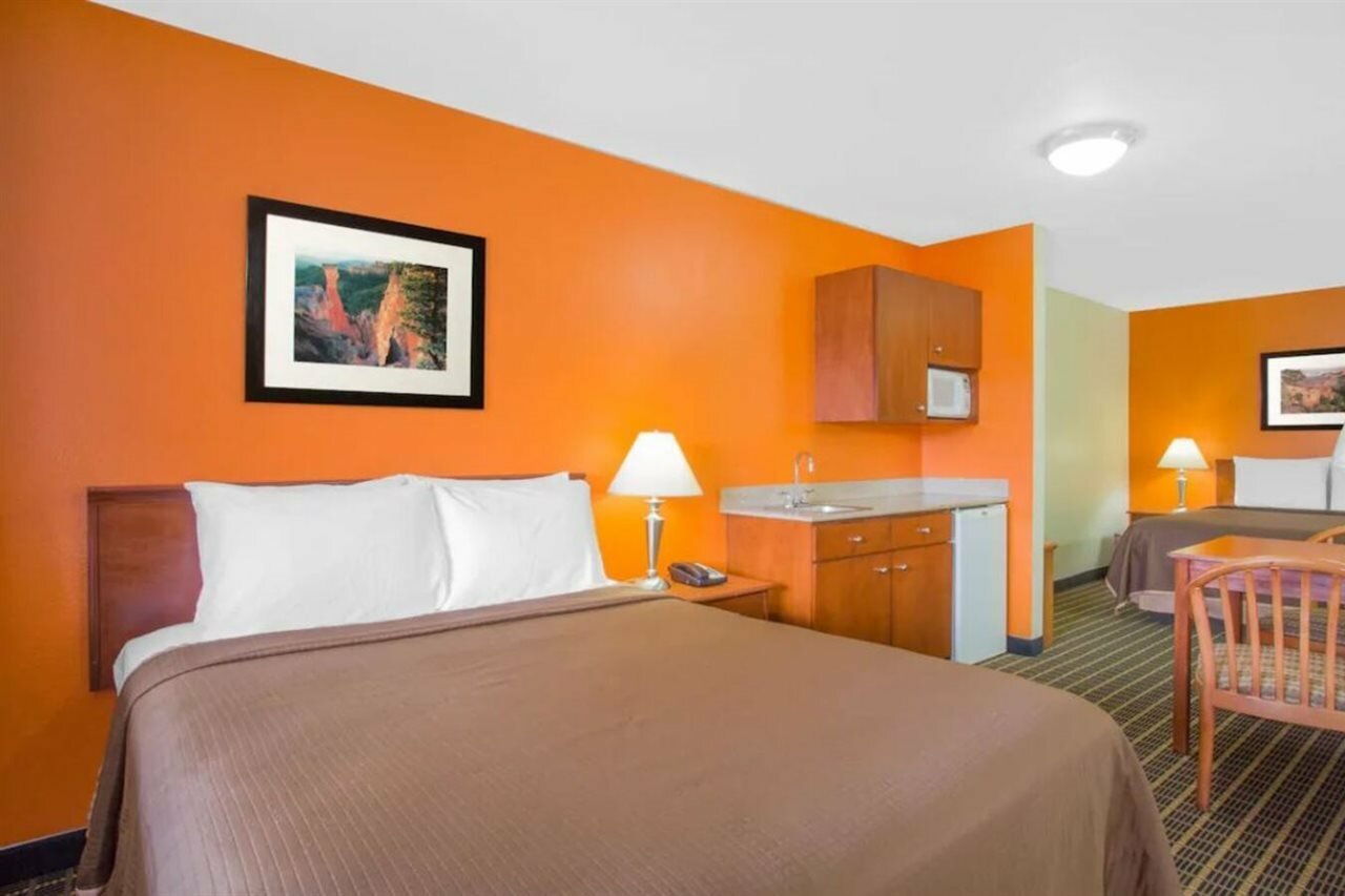 Фото Howard Johnson Hotel & Suites by Wyndham St. George