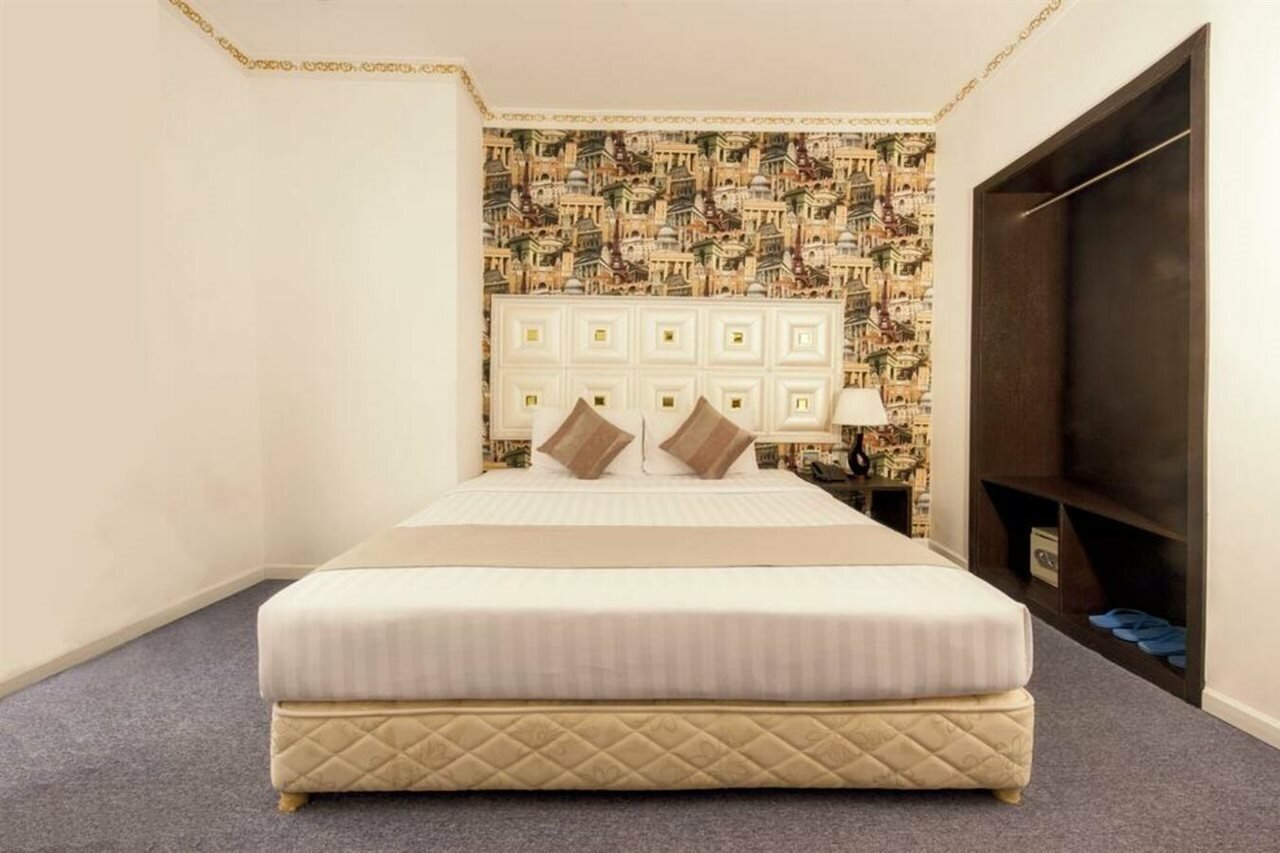 Фото Golden Crown Hotel