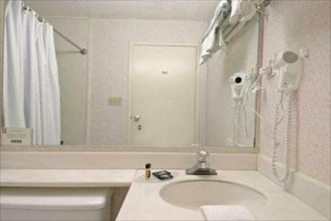 Фото Travelodge by Wyndham Chambersburg