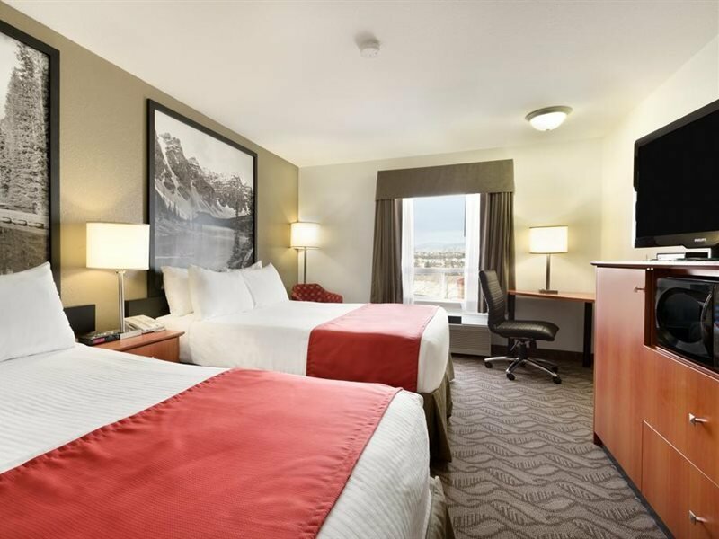 Фото Super 8 by Wyndham Calgary Shawnessy Area