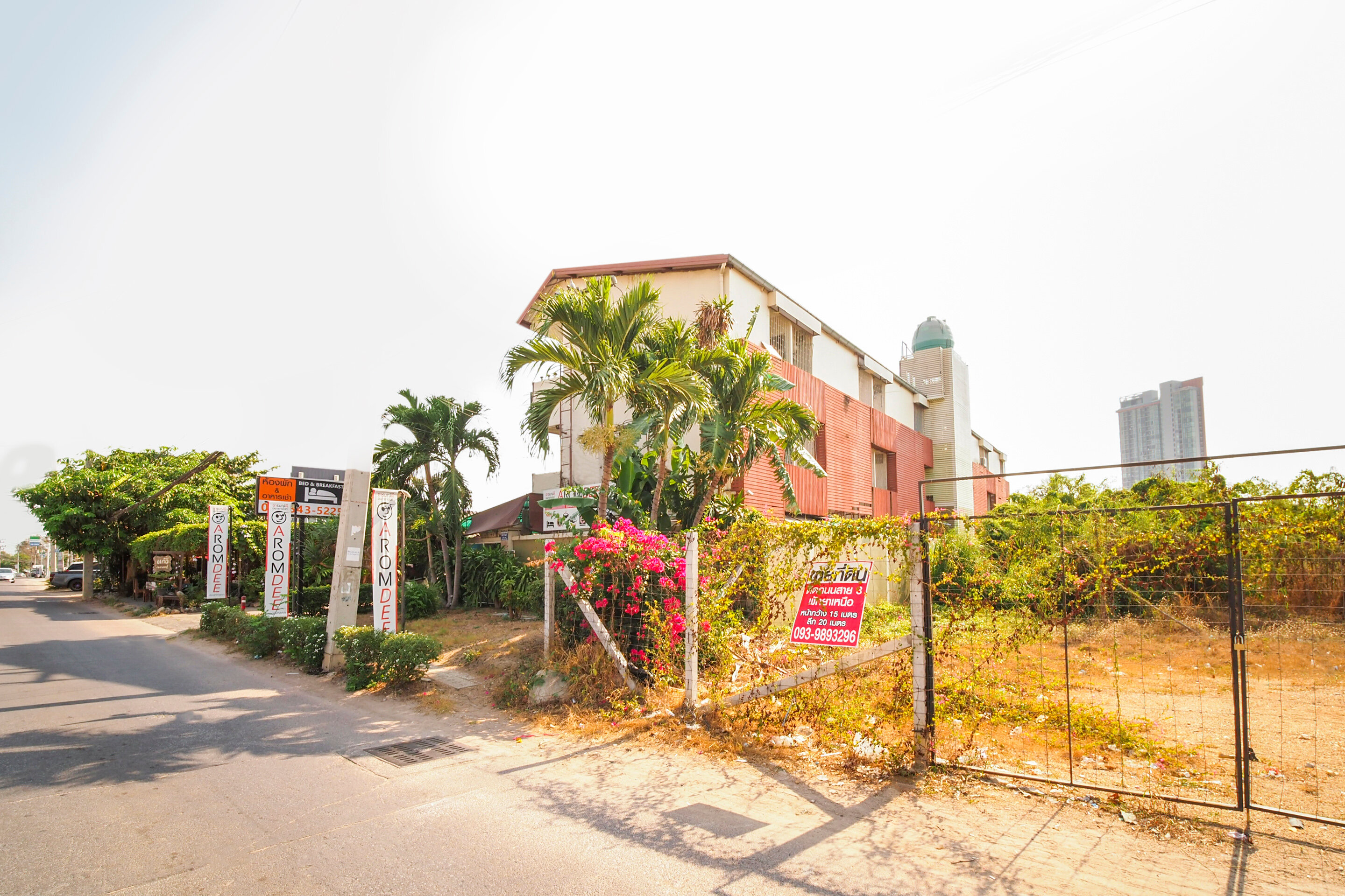 Фото Oyo 838 Aromdee Apartment