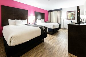 Гостиница La Quinta Inn & Suites by Wyndham Dallas I-35 Walnut Hill Ln