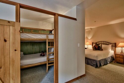 Гостиница Hearthstone Lodge by Bear Country