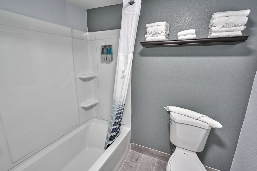 Фото Admiralty Inn & Suites