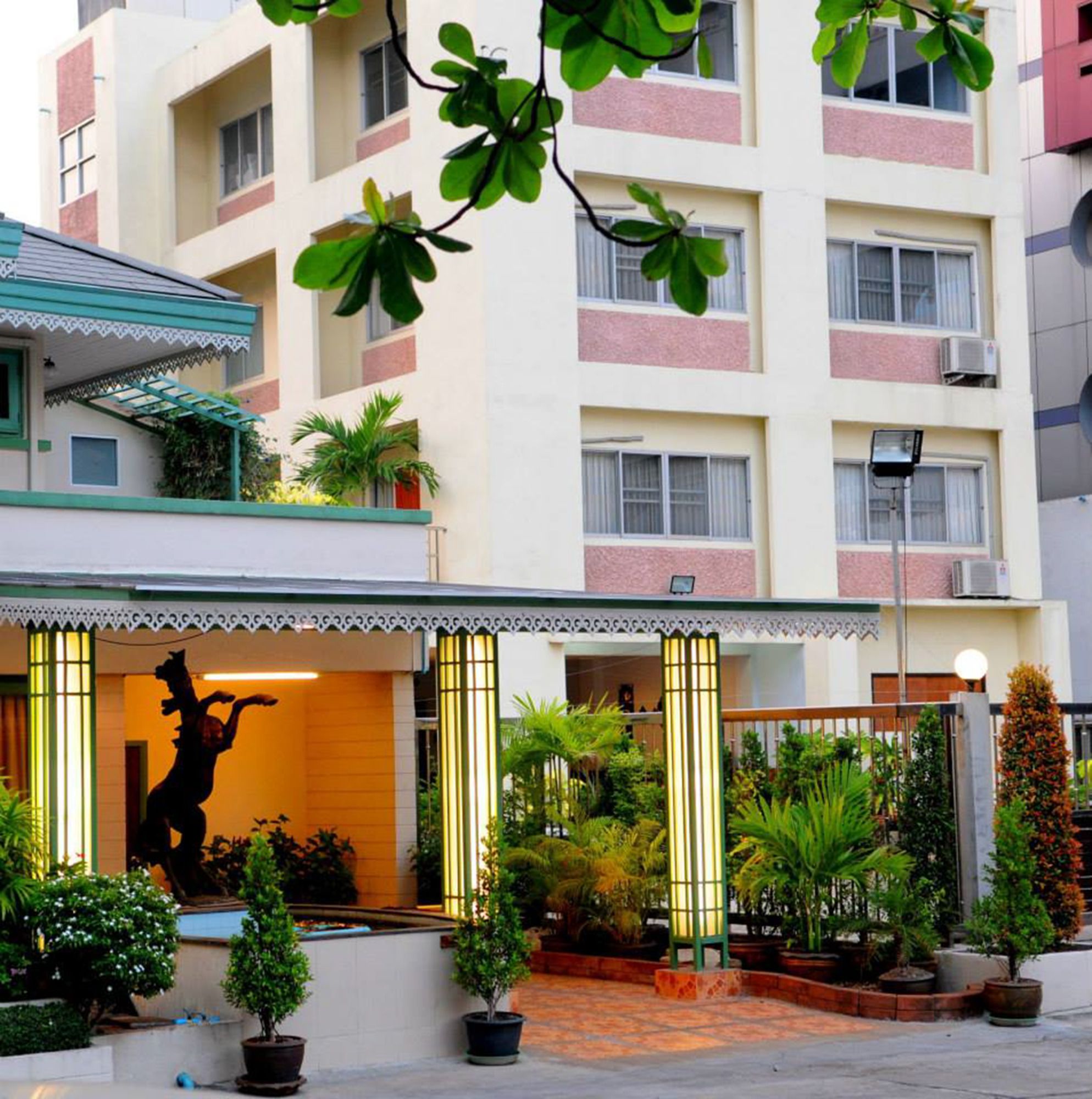 Фото отеля 2