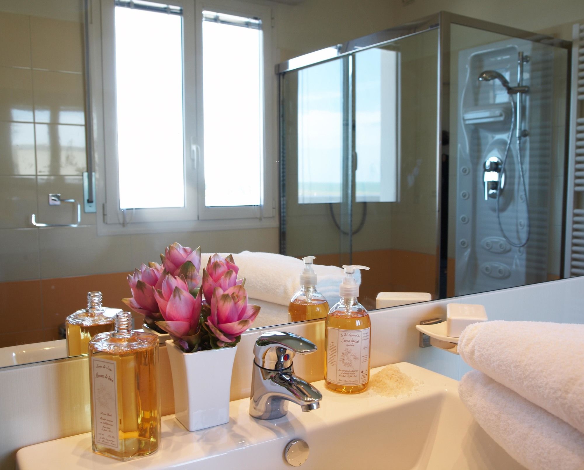 Фото Noha Suite Hotel