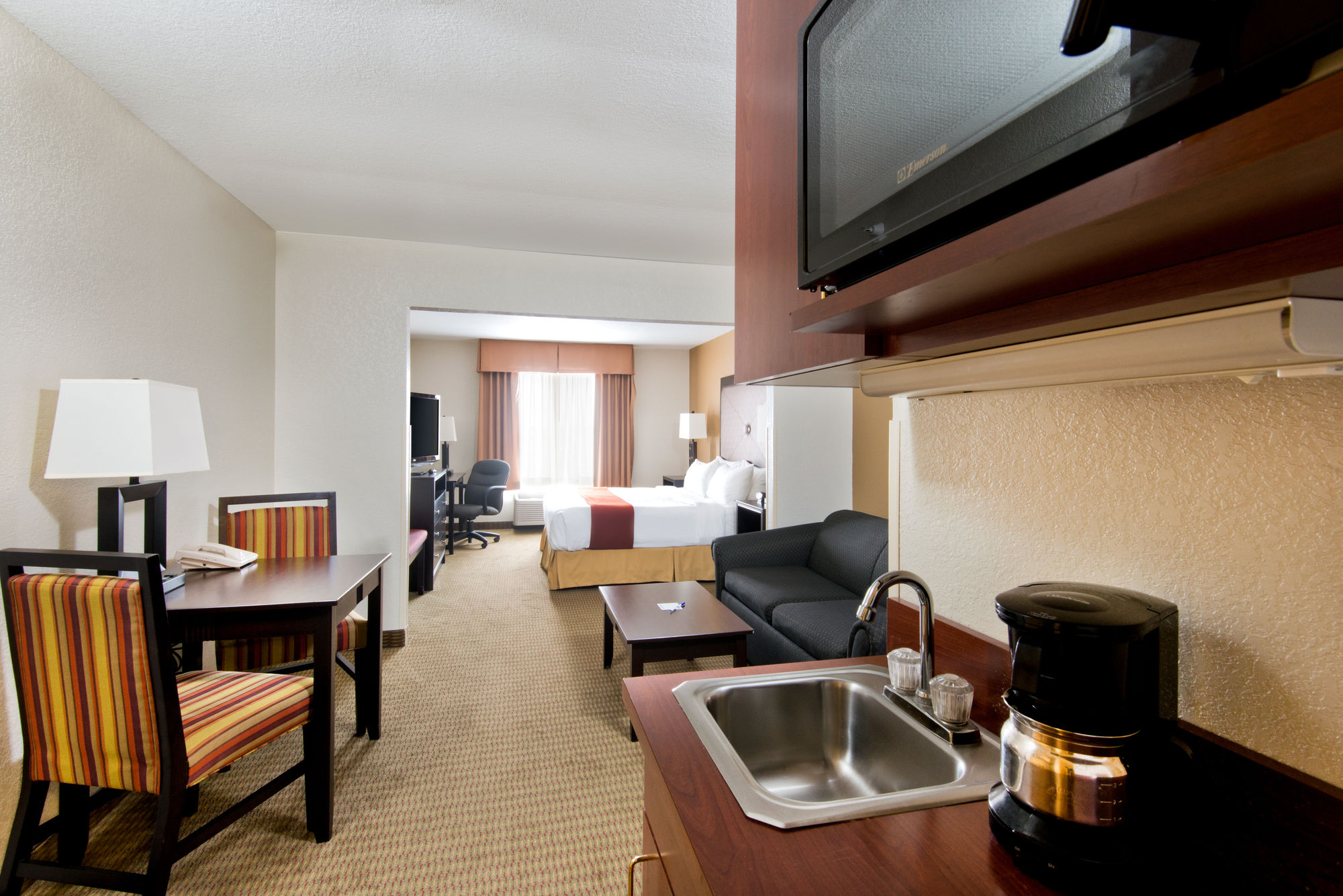 Фото Holiday Inn Express & Suites - North Platte, an Ihg Hotel