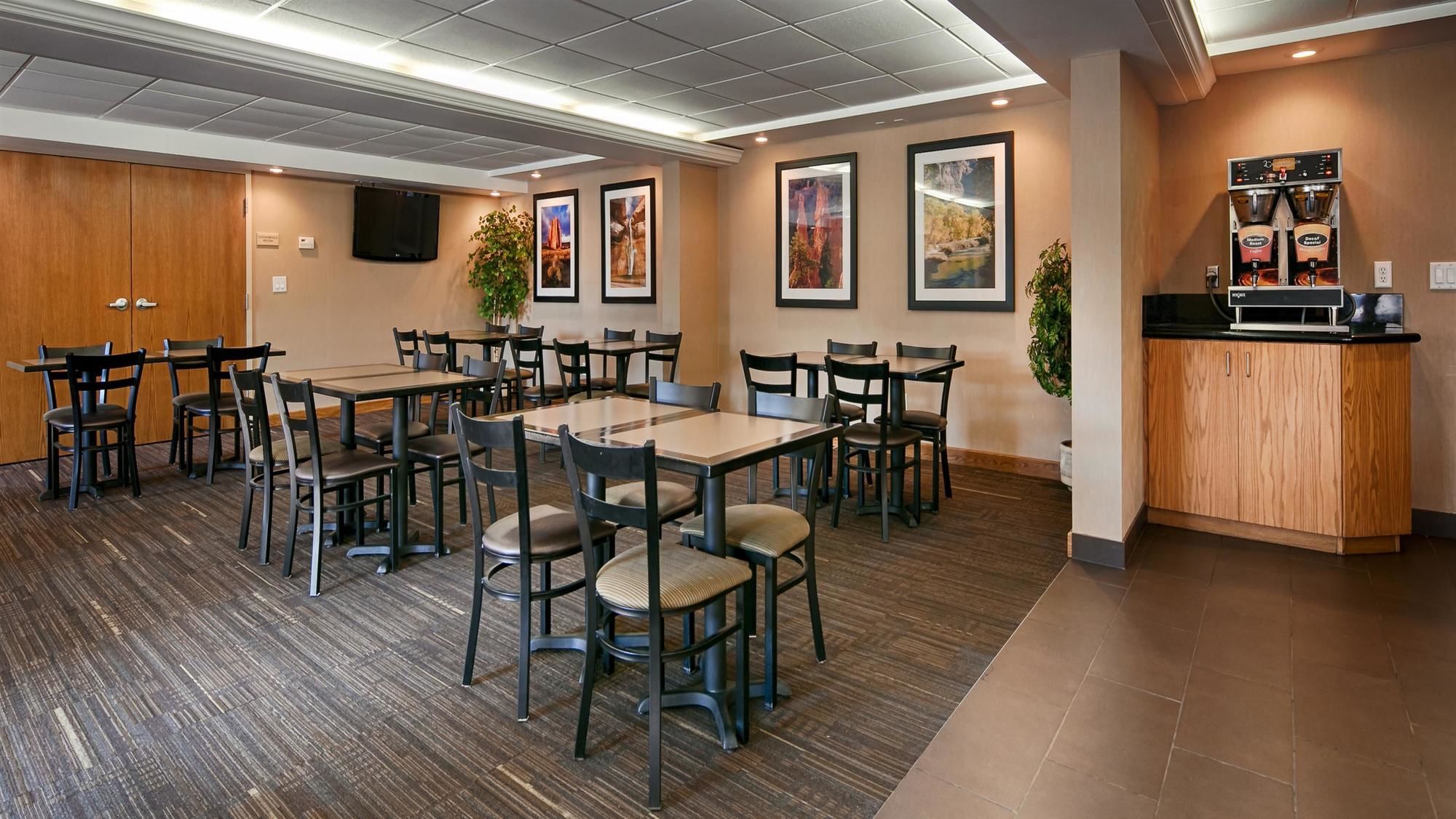 Фото Best Western Town & Country Inn