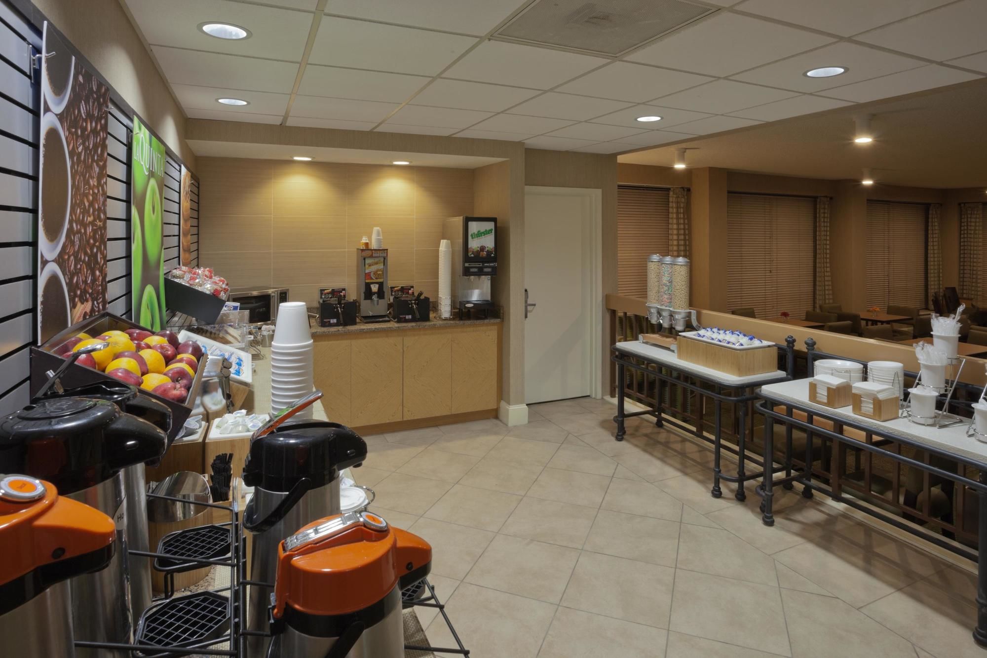 Фото La Quinta Inn & Suites by Wyndham Houston Stafford Sugarland