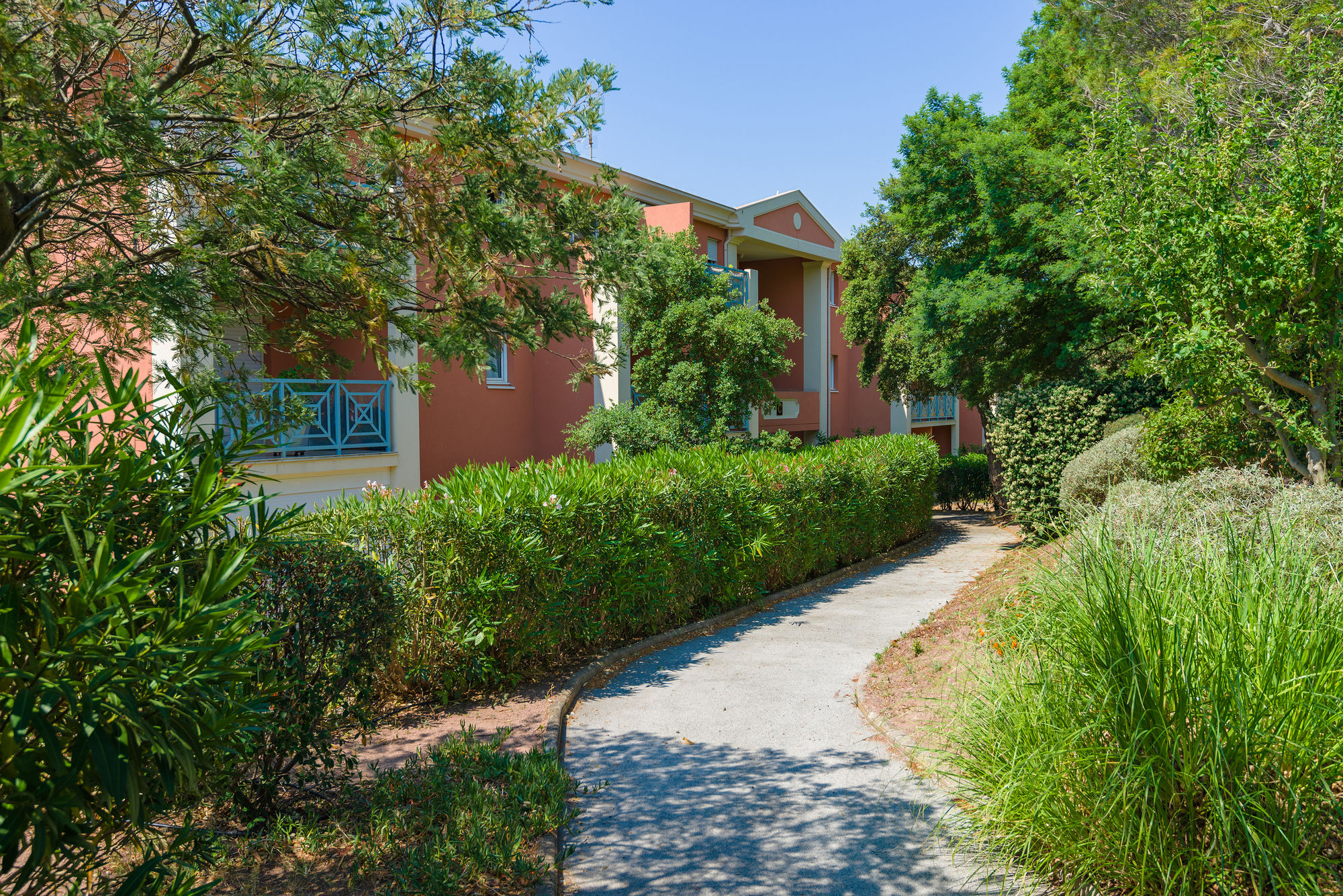 Фото Résidence Lagrange Vacances Le Domaine des Grands Pins