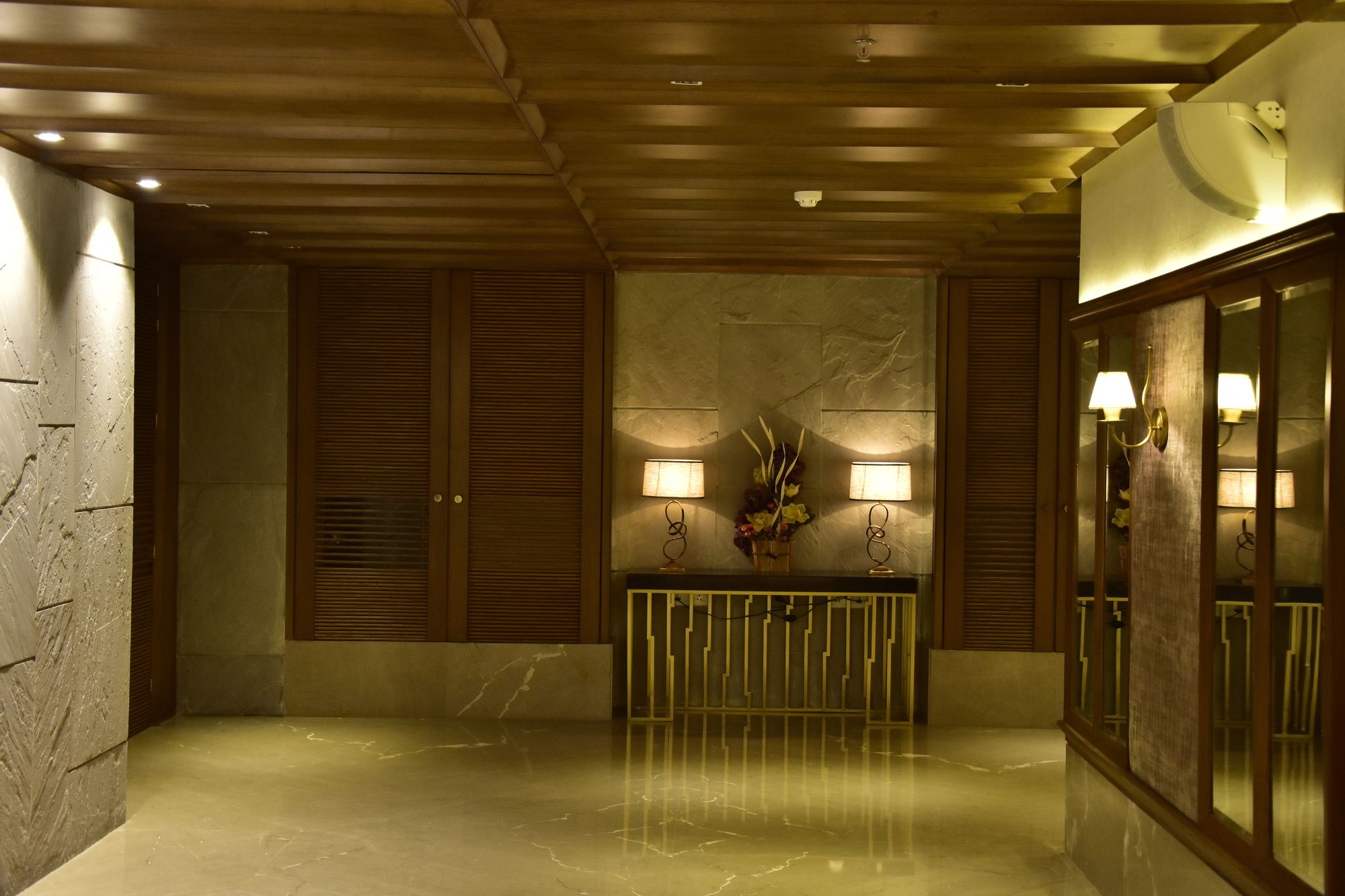 Фото The Maya Hotel