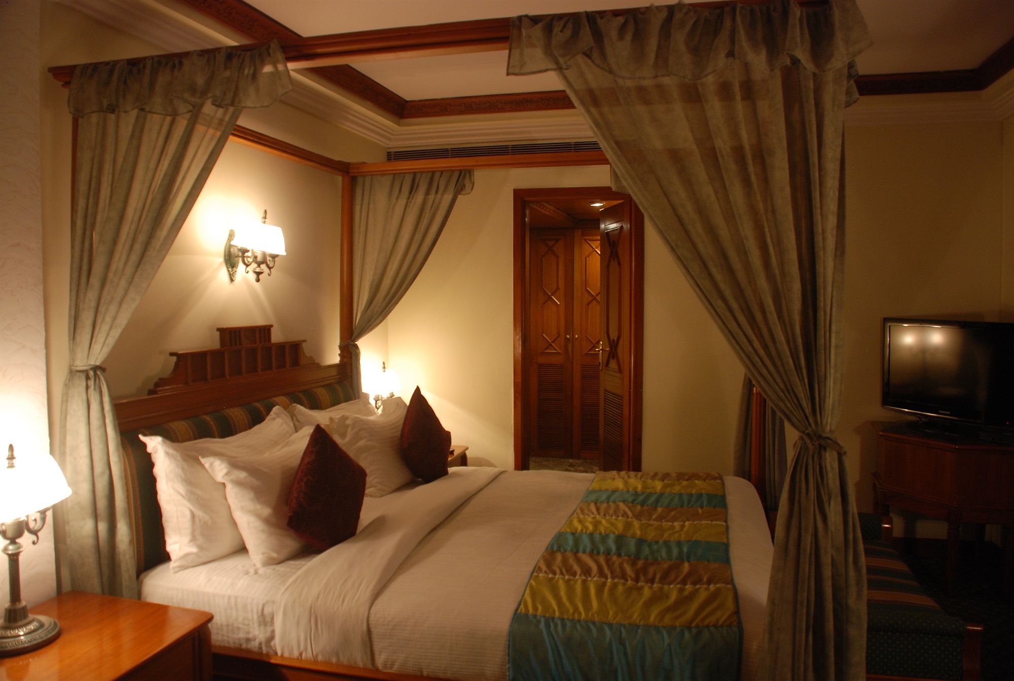 Фото The Maya Hotel