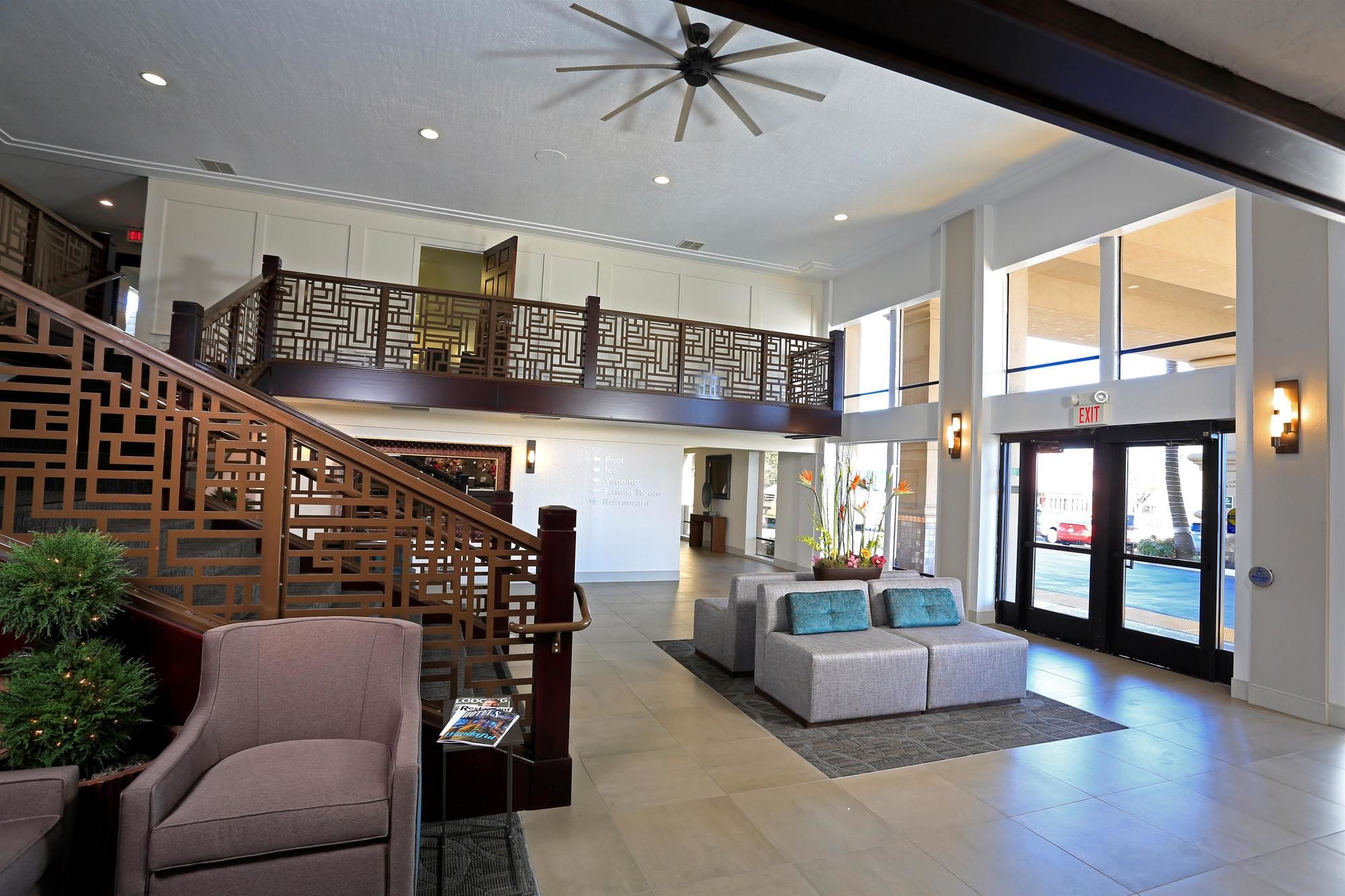 Фото Best Western Plus Hilltop Inn