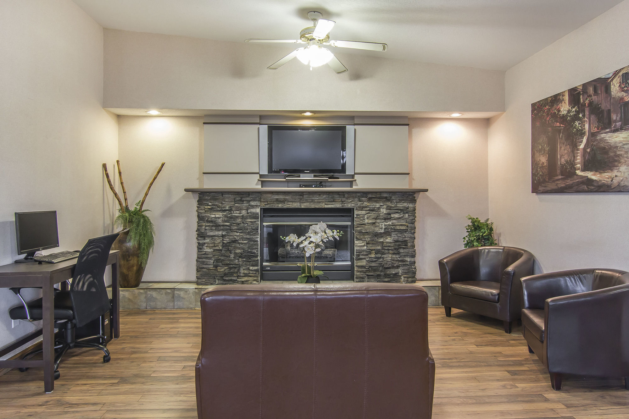 Фото Econo Lodge Inn & Suites Lethbridge