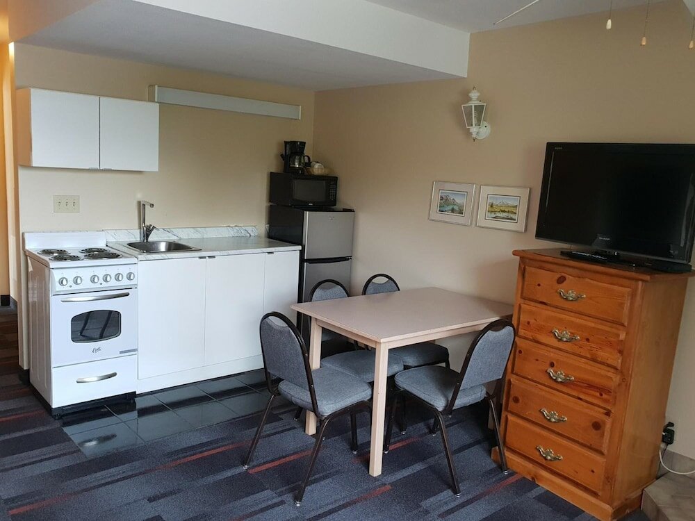 Фото Rundle Mountain Lodge