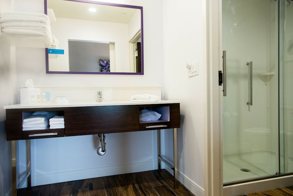 Фото Hampton Inn & Suites by Hilton Warrington Horsham