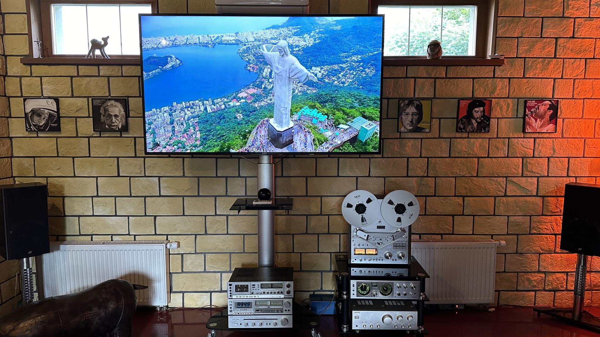 Фото Aston Martin Tower Art