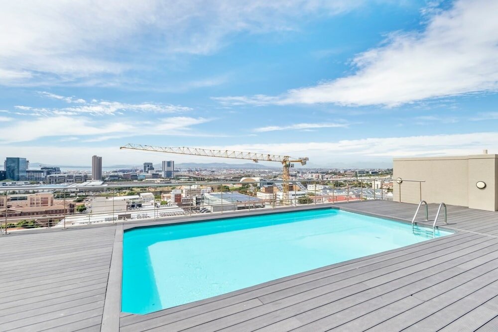 Фото Bright Studio Apartment w Stunning Roof-top Pool