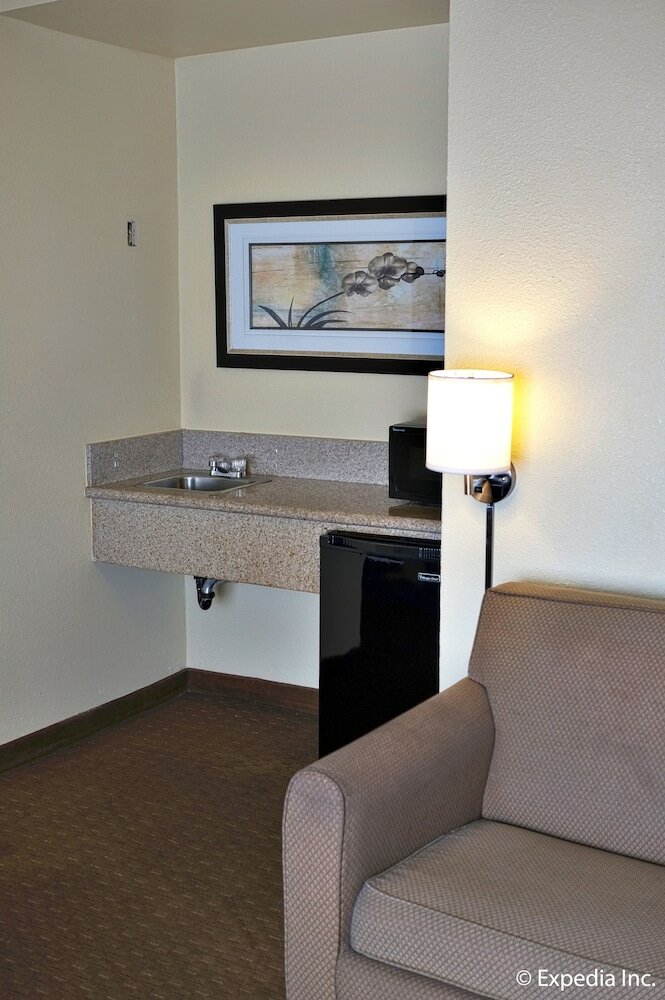 Фото Key Inn & Suites