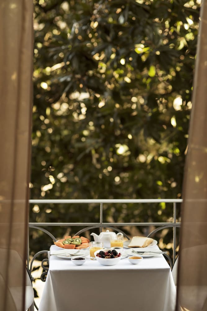 Фото The Shire Hotel