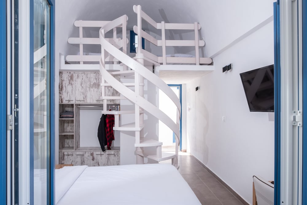 Фото Tristhenia Hotel