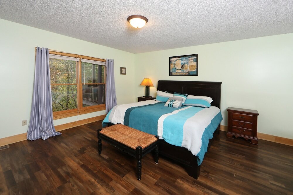 Фото Majestic Manor - Five Bedroom Cabin