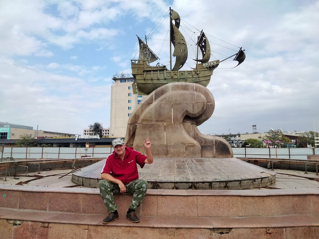 Ескерткіш, мүсін Каравелла Колумба Санта-Мария, Ақтау, фото