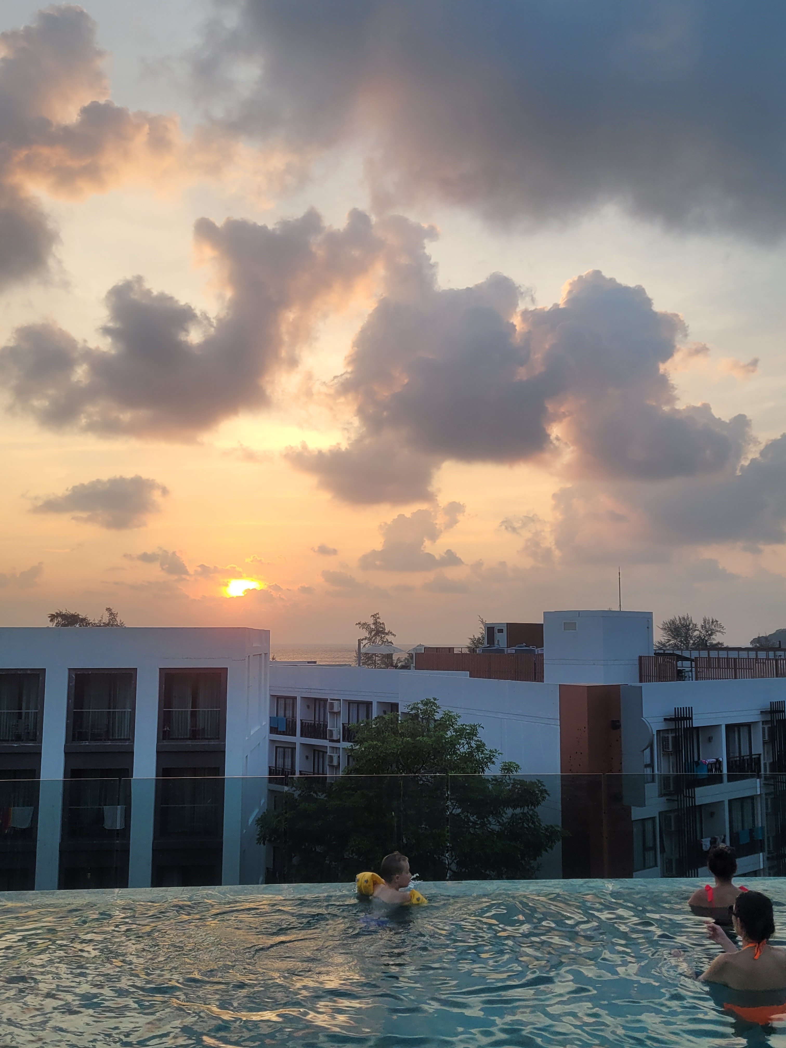 Фото JonoX Phuket Karon Hotel